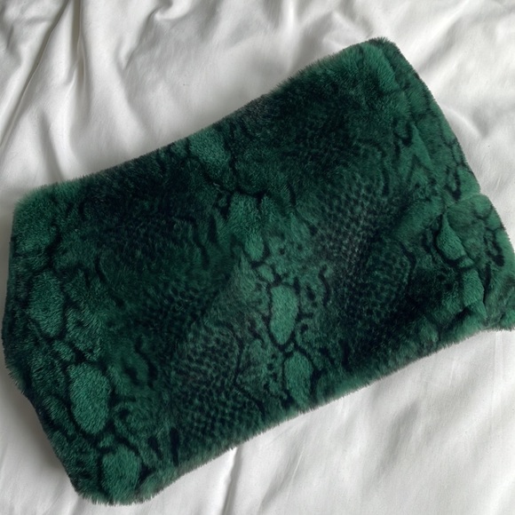 Neck warmer 🖤🐍 - Picture 3 of 4